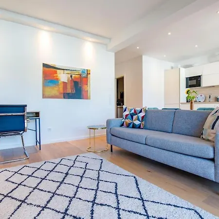 80 Sqm Flat With Terrace And 15min To Fair And 5min To Old Town Διαμέρισμα *